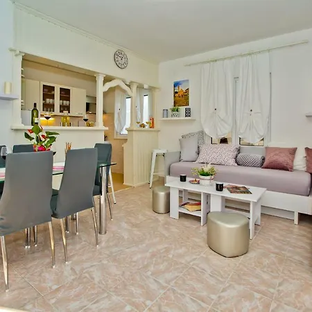 Ana Ii Apartment *