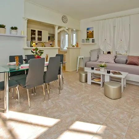 Ana Ii Apartment *