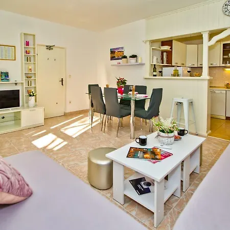 Ana Ii Apartment *