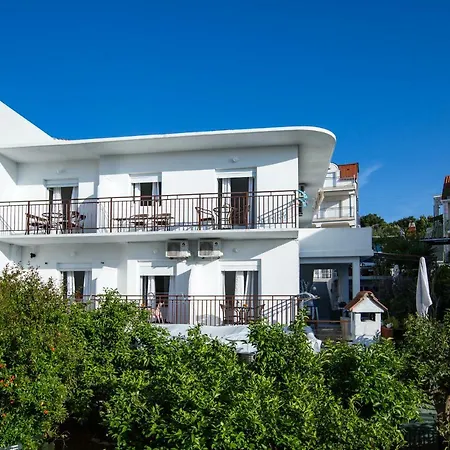 Ana Ii Apartment *